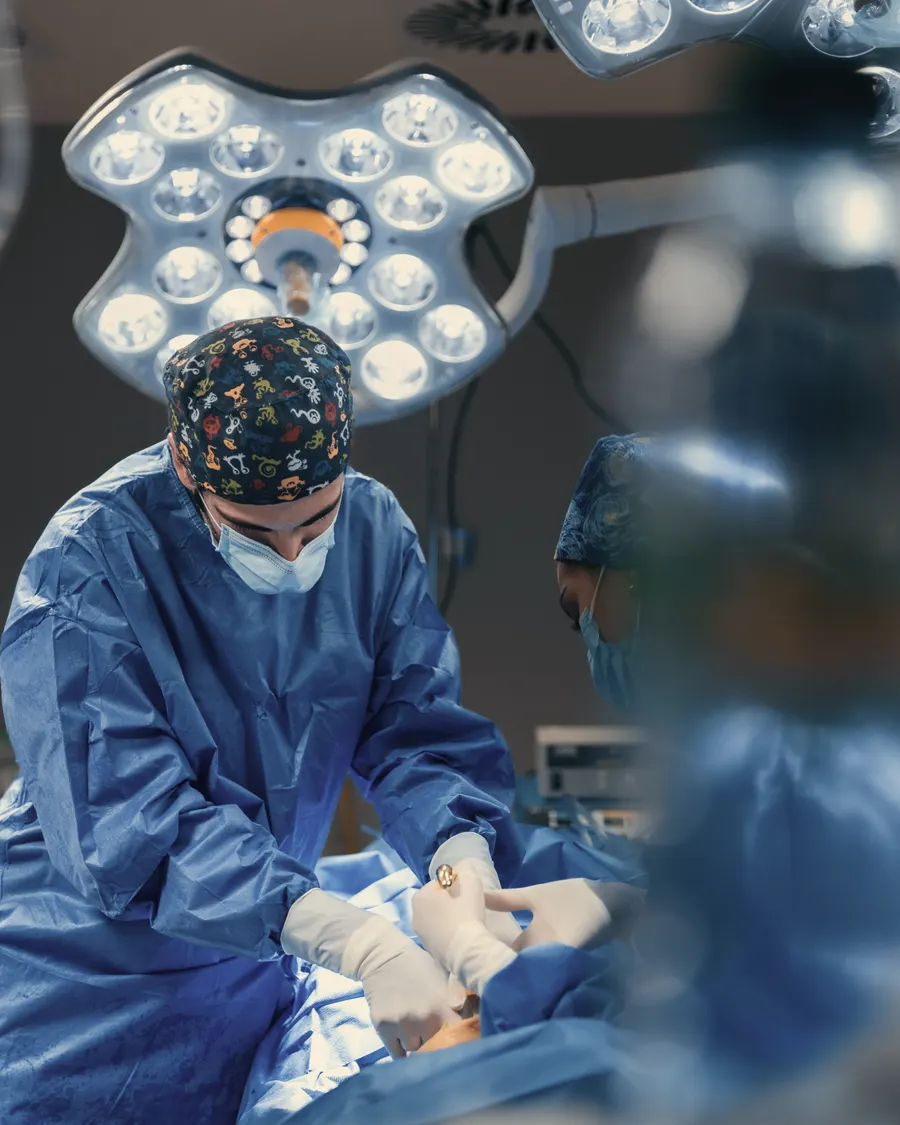 Dr. Manuel Robustillo y su equipo durante una reconstrucción